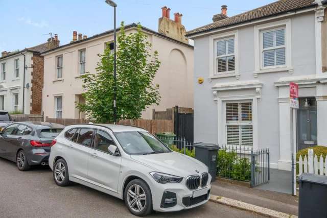 House Under Offer in London, England