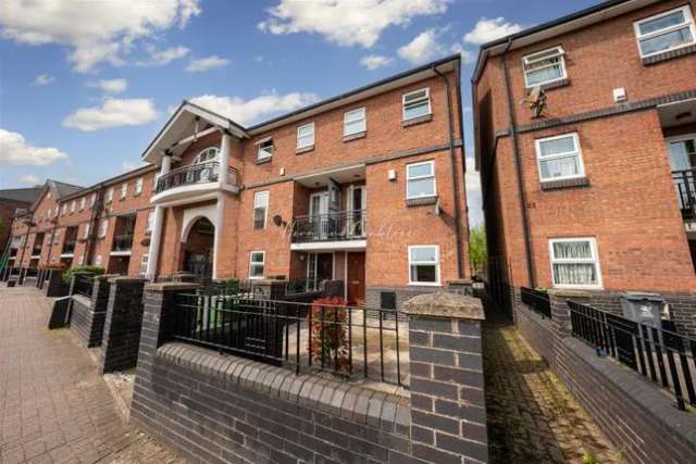 Town house for sale in Schooner Way, Cardiff CF10