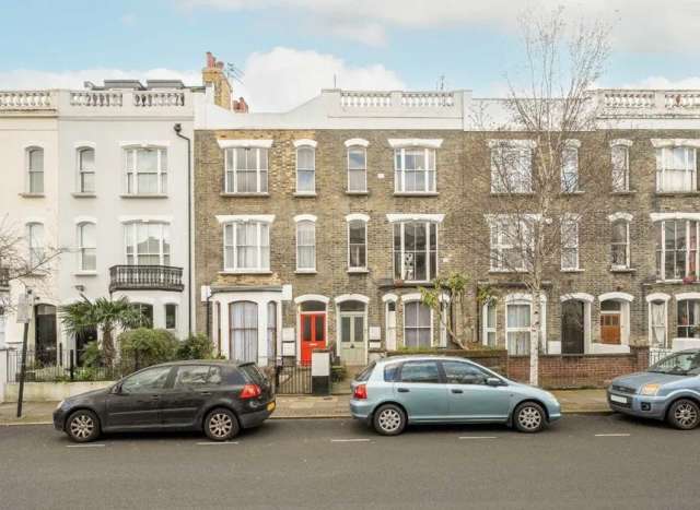 Maisonette For Sale in London, England