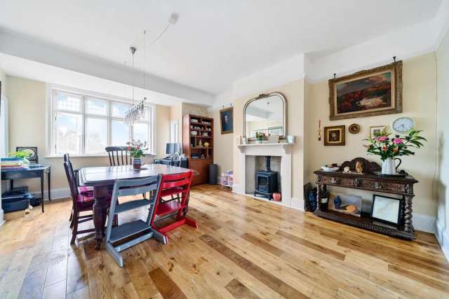 Flat Under Offer in London, England