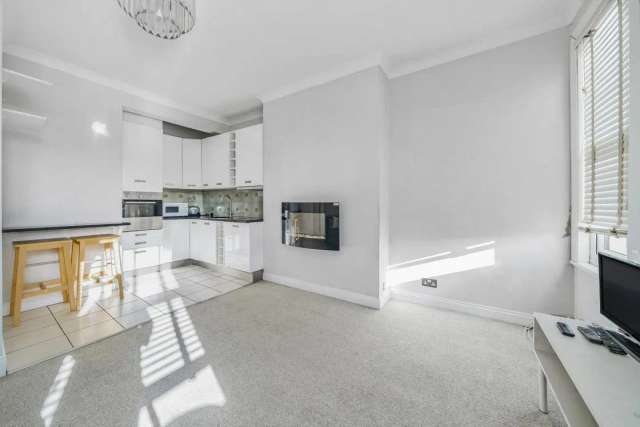 Flat Under Offer in London, England