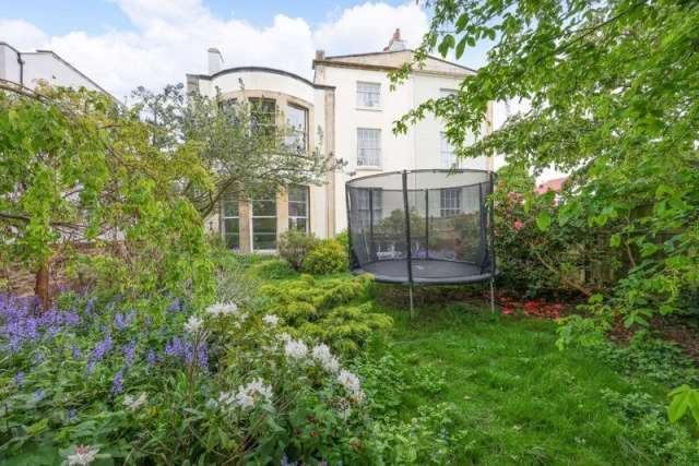 Maisonette For Sale in Bristol, England