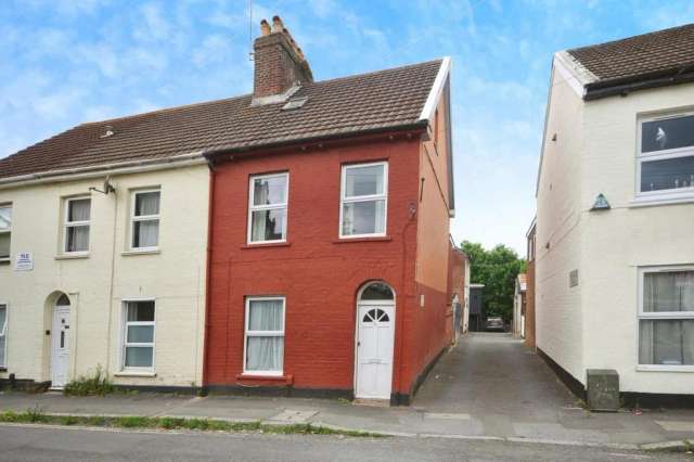 4 bedroom end of terrace house for sale