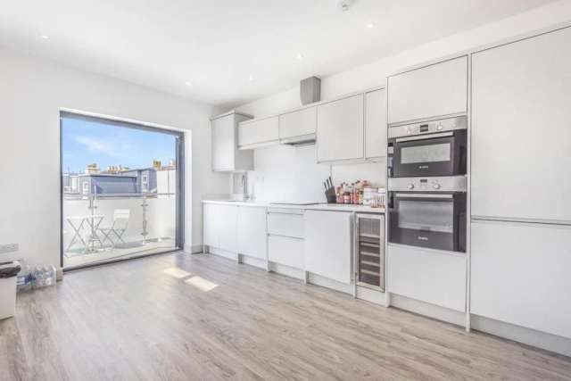 Flat Under Offer in London, England