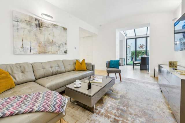 Flat For Rent in City of Westminster, England