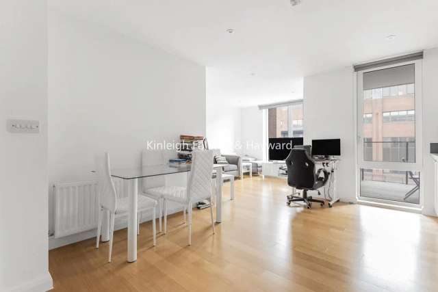 Flat Under Offer in London, England