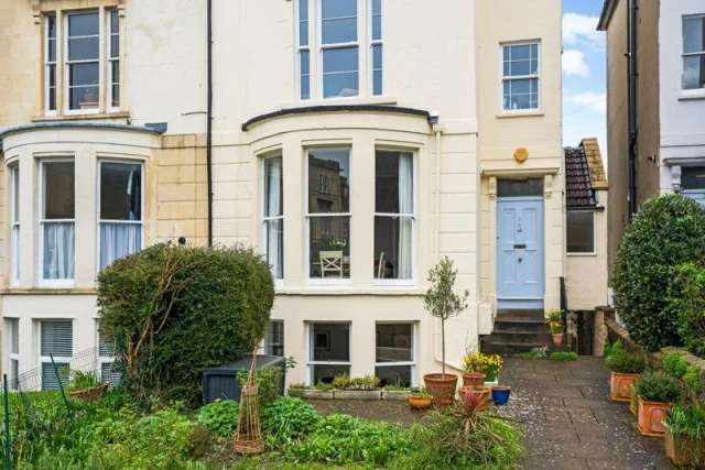 Flat For Sale in Bristol, England