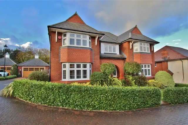 5 bedroom detached house for sale