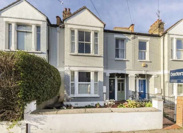 Maisonette For Sale in London, England