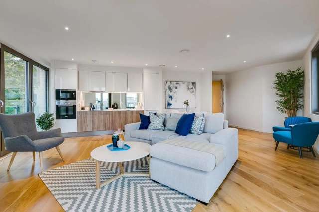 Flat Under Offer in London, England