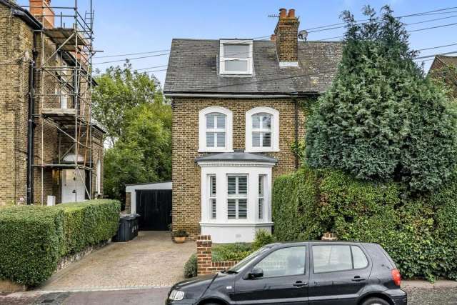 House Under Offer in London, England