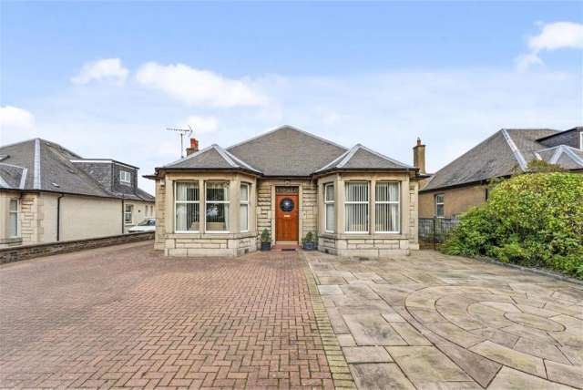 3 Bed House - Detached with 2 Reception Rooms