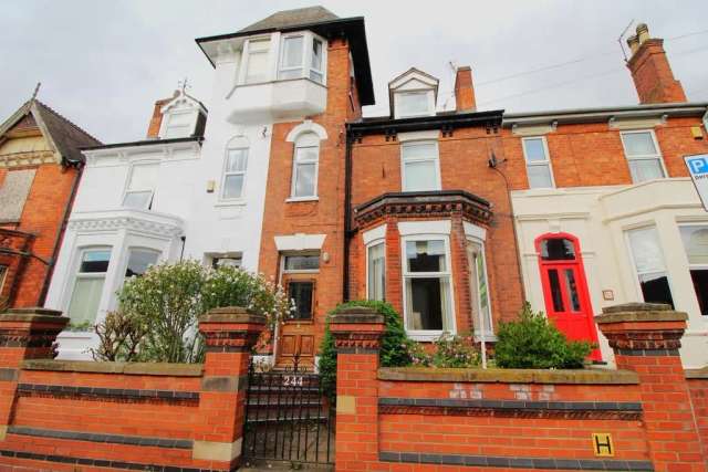 6 bedroom terraced house for sale