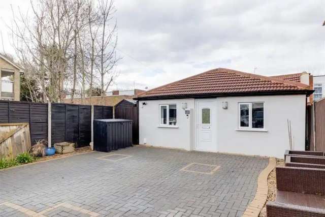 2 bedroom detached bungalow for sale