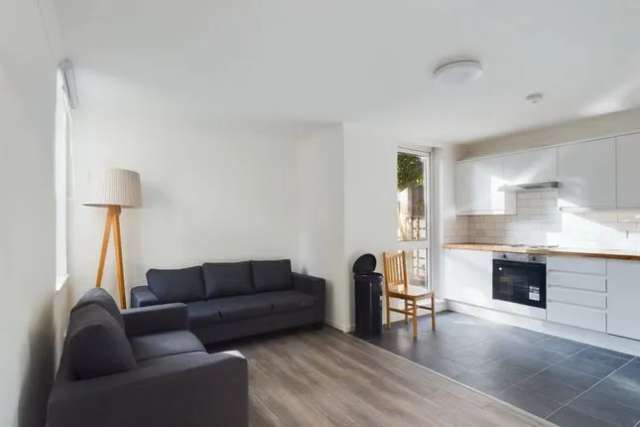 Maisonette to rent in Wallis Close, London SW11