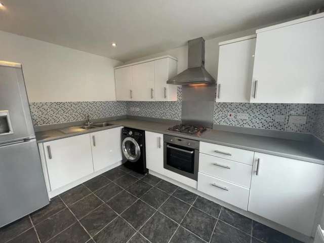 3 bedroom semi-detached house to rent