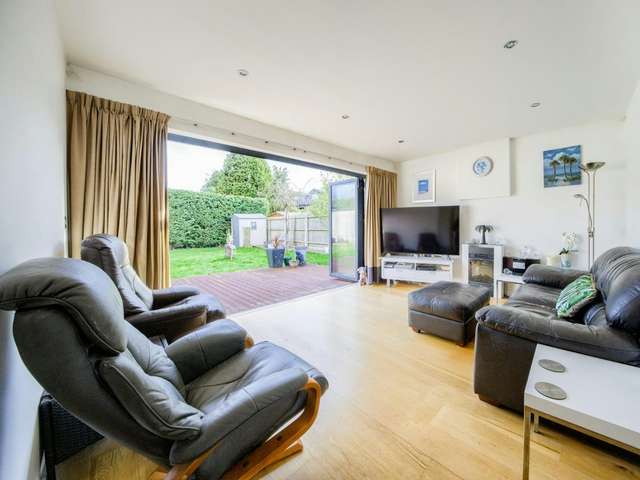 Bungalow For Sale in Warwick, England