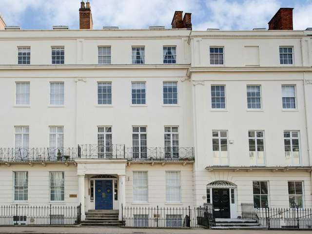 Apartment For Sale in Warwick, England