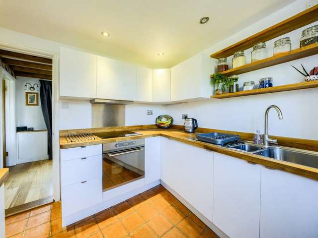 Cottage For Sale in Warwick, England