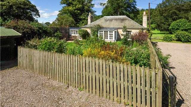 Cottage For Rent in Horsham, England