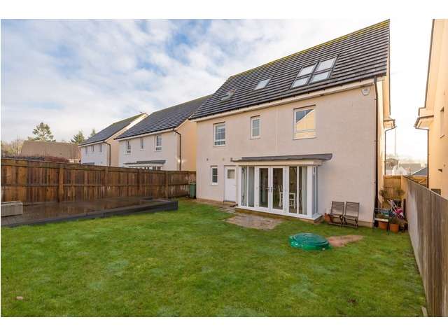 6 bedroom detached house for sale